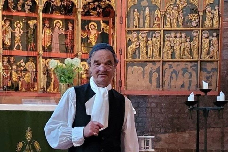 Gerhard P. Bosche entführt seine Zuhörerschaft in die mittelalterliche Vergangenheit der Klostermauern.