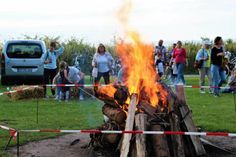 Spaß und gute Stimmung am Lagerfeuer.