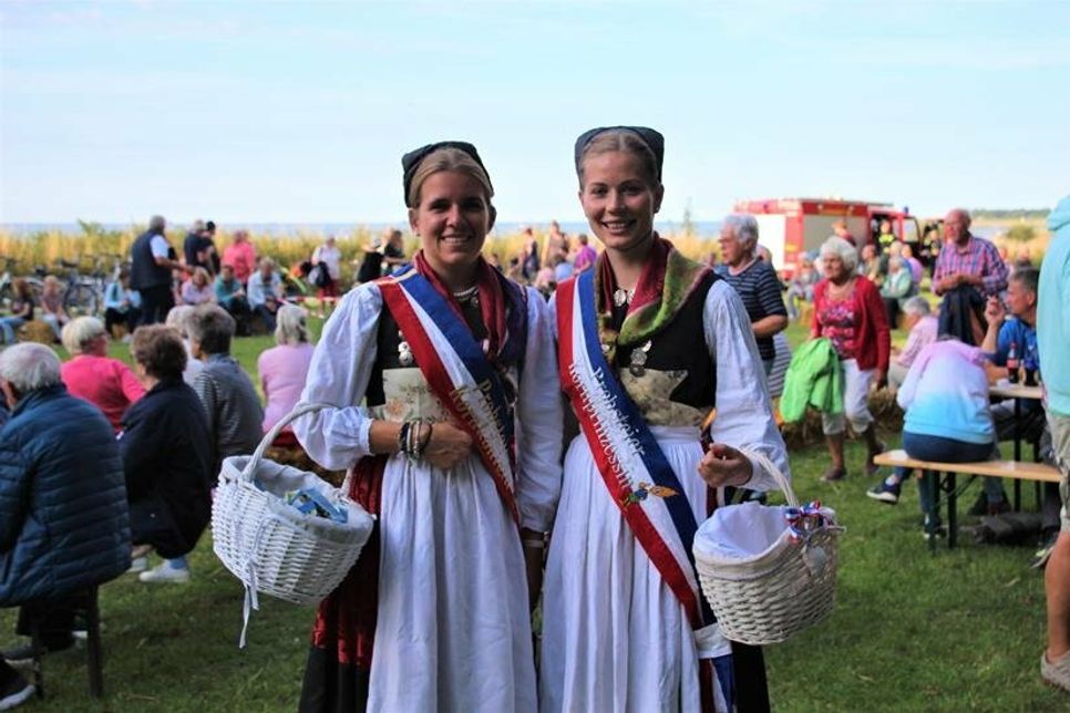Kornkönigin Jane Bruhn und Kornprinzessin Anna Bebeniß (v. l.).