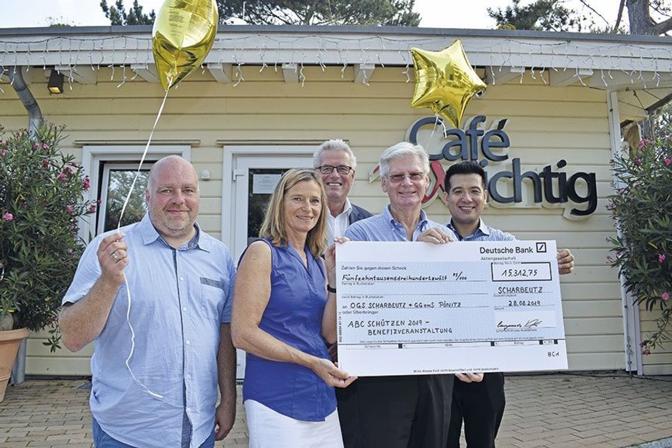 Stephan Wiese (von links) und Bettina Zöllner freuen sich mit Bürgermeister Volker Owerien, Ralf Casagrande und Tung Truong über die Gesamtspende in Höhe von 15.312,75 Euro.