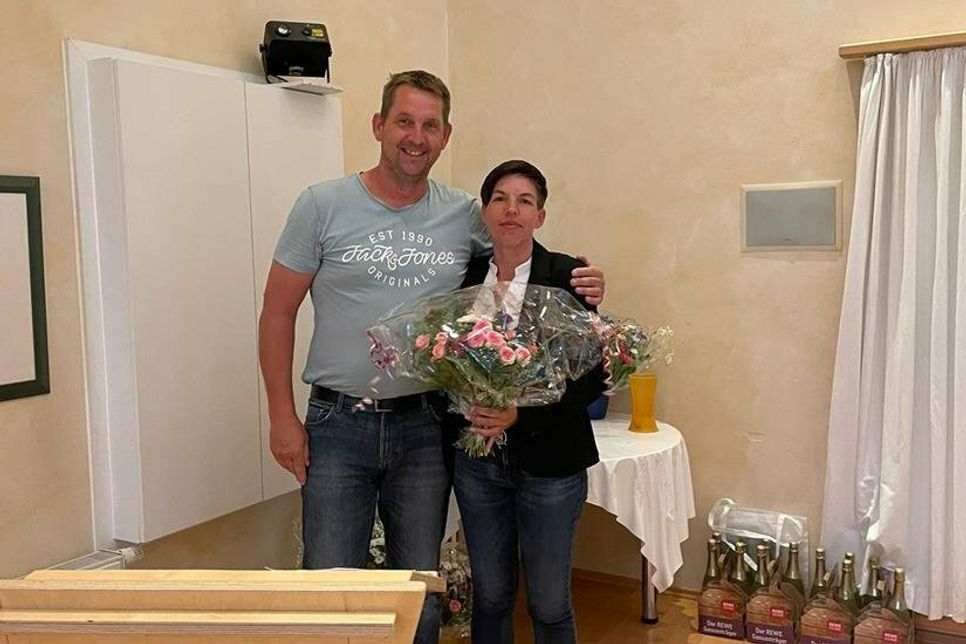 Jessica Mühlenberg wurde als 1. Vorsitzende wiedergewählt und nahm den Blumenstrauß von Lars Hellwig entgegen.