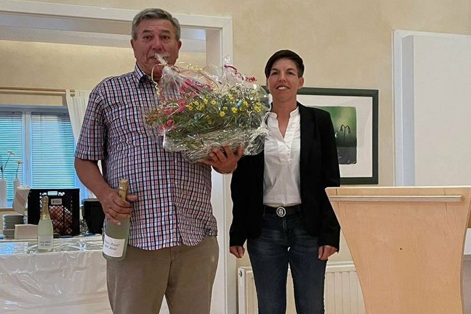 60 Jahre Mitglied im TSV Süsel: Dafür wurde Alfred Alm bei der Jahreshauptversammlung von Jessica Mühlenberg ausgezeichnet.