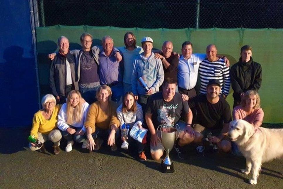 Sieger und Besiegte nach der späten Siegerehrung der 41. Lensahner Clubmeisterschaften.