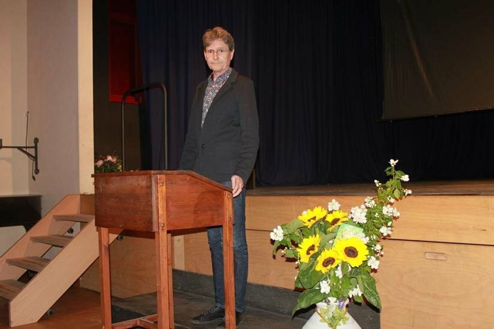 Grußworte gab es von Thomas Felmy, dem Geschäftsführer der Landesarbeitsgemeinschaft der Waldorfschulen in Schleswig-Holstein.