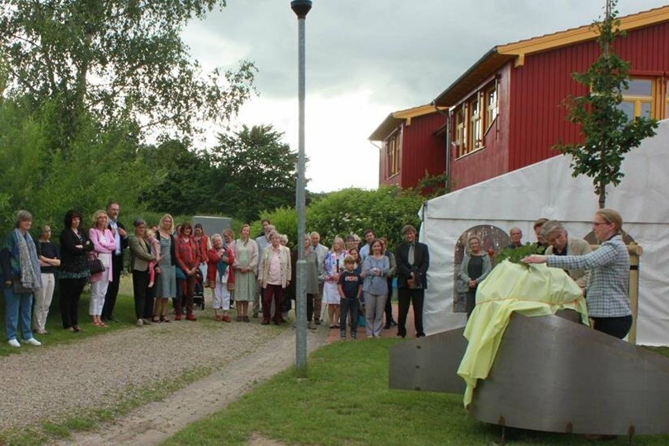 Feierliche Enthüllung der Skulptur zu Ehren von Sophie Stinde durch Britta Mann und Michael Meisinger.