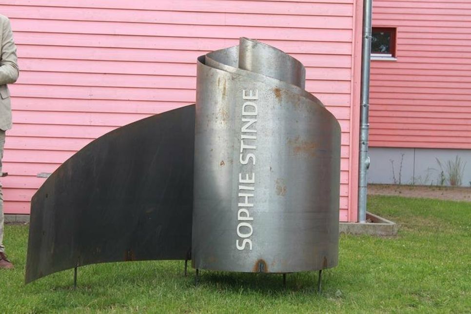 Die Skulptur aus Metall mit Patina erinnert an die gebürtige Lensahnerin.
