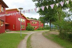 Die Waldorfschule sorgt mit ihren Holzbauten für Gemütlichkeit bei rund 350 Schülerinnen und Schülern.