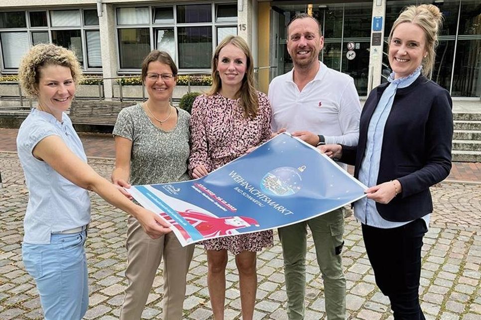 Bad Schwartaus Weihnachtsmarkt geht mit einem neuen Konzept an den Start: Veranstaltungsmanagerin Henriette Janßen (v.l.), Bürgermeisterin Katrin Engeln, Veranstalter Nadine Lemm und Thomas Buchholz, Museums- und Kulturmanagerin Judith Ohrtmann stellten es jetzt vor.