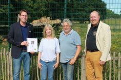 Lions-Präsident Harm Hoffmann mit Birgit und Ingo Wilhelm sowie Past-Präsident Friedrich-Karl Kasten (v. lks.) am Löwengehege.