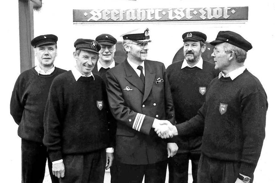 Gründung der Ausbildungsstation Neustadt der Seenotretter am 26. August 1996: Der Kommandeur des Marinestützpunkts, Fregattenkapitän Volkhard Meyer, begrüßt Ausbildungsleiter Vormann Horst Kagel und seine Ausbilder (v. lks.) Wolf-Dieter Brandes, Vormann Horst Wagner, Klaus Frederking und Dieter Luckow. (Foto: DGzRS-Archiv)