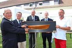 Horst Kagel (lks.) erhielt zum Abschied von Nachfolger Wolfgang Behnk, stellvertretenden Vorsitzenden der DGzRS Michael Schroiff, DGzRS-Geschäftsführer Kapitän Udo Helge Fox und Ausbilder Lorenz Kautz (v. lks.) ein Modell der „Siegfried Boysen“ überreicht.