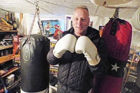 Fühlt sich im Rocky-Ambiente in seinem Boxkeller ebenso wohl wie im schicken Boxing Club in Hamburg: Der Mönkeberger Manfred Ritter ist Boxer aus Leidenschaft und mit einem großen Herzen für kranke Kinder.