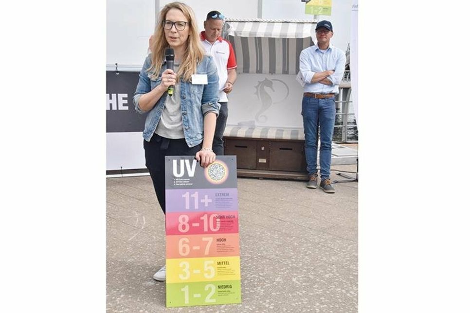 ulia Rudorf vom Bundesamt für Strahlenschutz zeigt die Tafel mit dem UV-Index und erklärt: „Bereits ab einem UV-Wert von 3 sollten Schutzmaßnahmen ergriffen werden.“