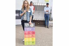 ulia Rudorf vom Bundesamt für Strahlenschutz zeigt die Tafel mit dem UV-Index und erklärt: „Bereits ab einem UV-Wert von 3 sollten Schutzmaßnahmen ergriffen werden.“