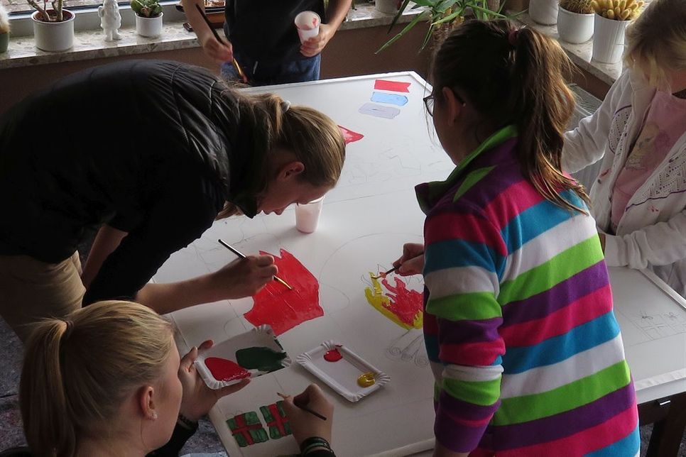 Bei der Gestaltung und mit Unterstützung von Larissa hatten Luna, Alica, Lieke, Jerra und Elsa aus der Silber- und der Junior-Retter Gruppe der DLRG Neustadt viel Spaß.