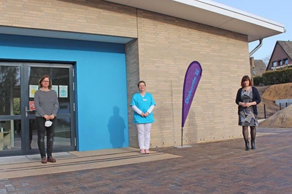 Das Pilotprojekt ist gestartet: Annette Kroll (Erzieherin in der KiTa), Stefanie Bartelmann (Leiterin der Tagespflege) und Heike Steinbach (Geschäftsführerin der Diakonie-Sozialstationen im Kirchenkreis Eutin)