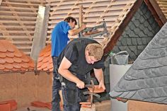 Handwerkliches Geschick ist eine wichtige Voraussetzung für den Dachdeckerberuf. Foto: djd/ZVDH/dachdeckerdeinberuf.de.