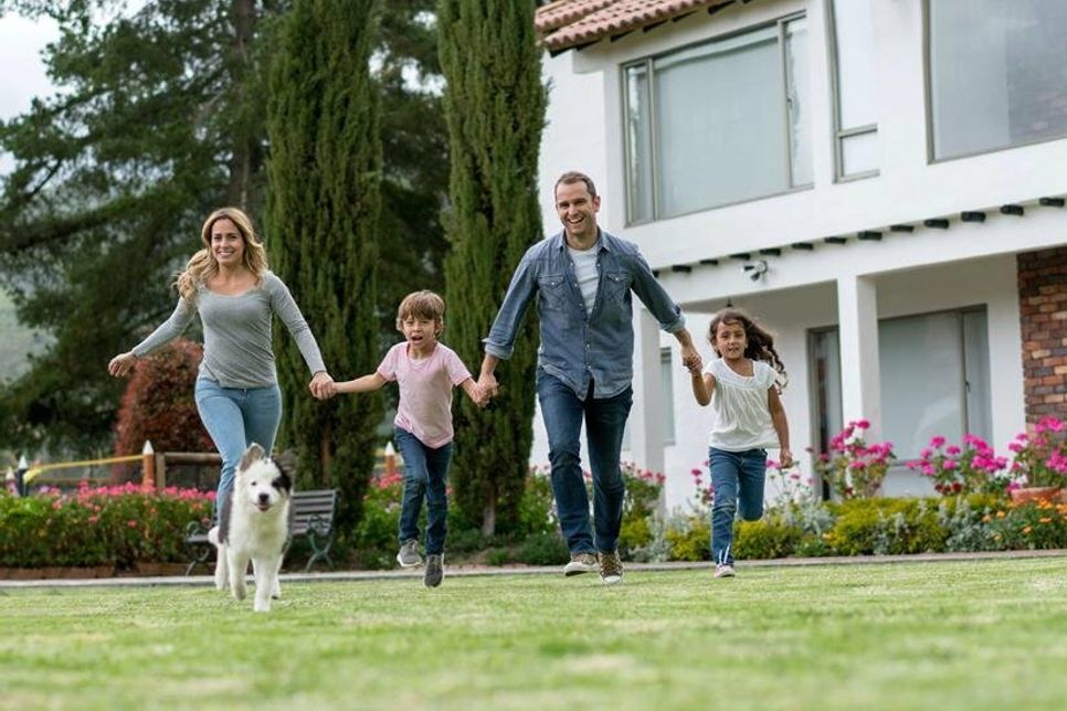 Wohneigentum ist noch immer vor allem für junge Familien ein großes Ziel im Leben. (Foto: djd/Deutsche Vermögensberatung/Getty Images/andresr)