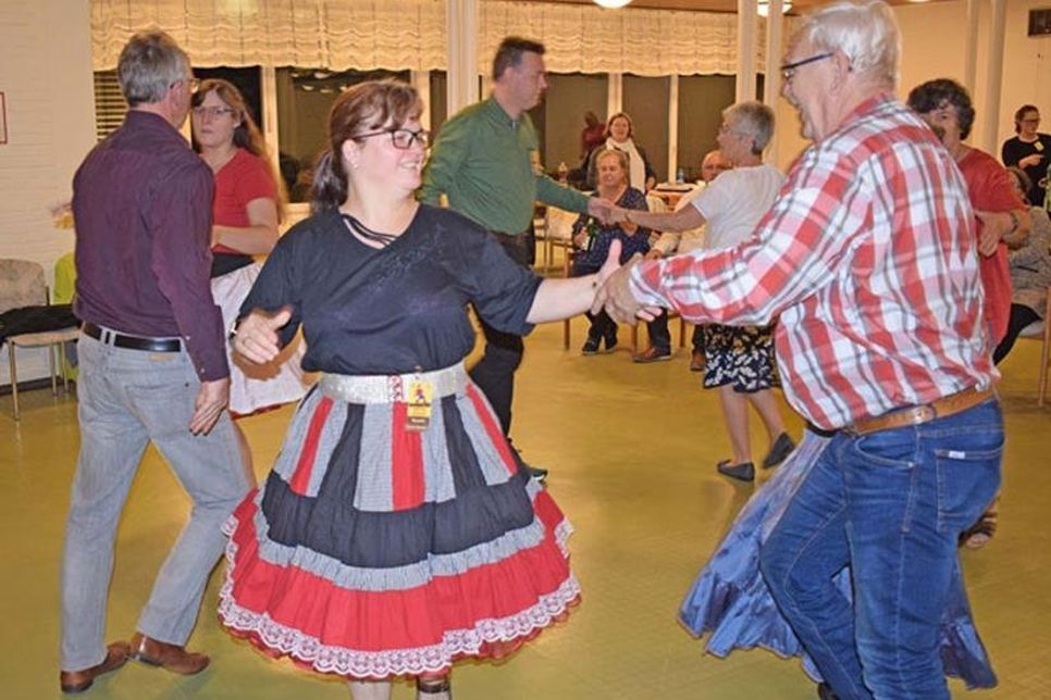 Beim Square Dance tanzt jeder mit jedem, nach festgelegten Tanzschritten, die vom „Caller“ (Ansager) vorgegeben werden.