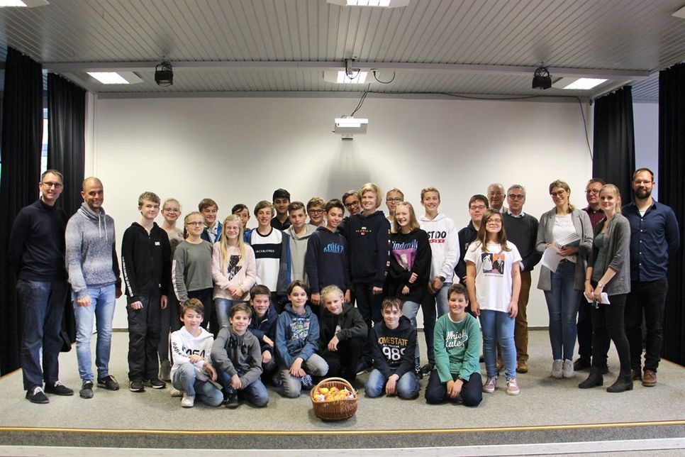 Rotarier, Schulleitung, Lehrer und Schüler besprachen beim Starttermin den Ablauf des Wettbewerbs und stellten erste Ideen vor.