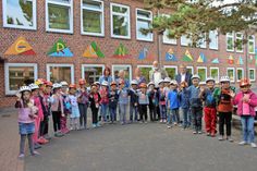 Die Erstklässler der Grundschule Grube mit Schulassistenzkraft Manuela Meinert, Klassenlehrerin Annette Schönefeld, Schulleiterin Antje Sagawe, Sportleiter vom AC Dahme Hans-Karl Möller und Hans-Jürgen Feldhusen vom Vorstand des ADAC Schleswig-Holstein (v. lks.).