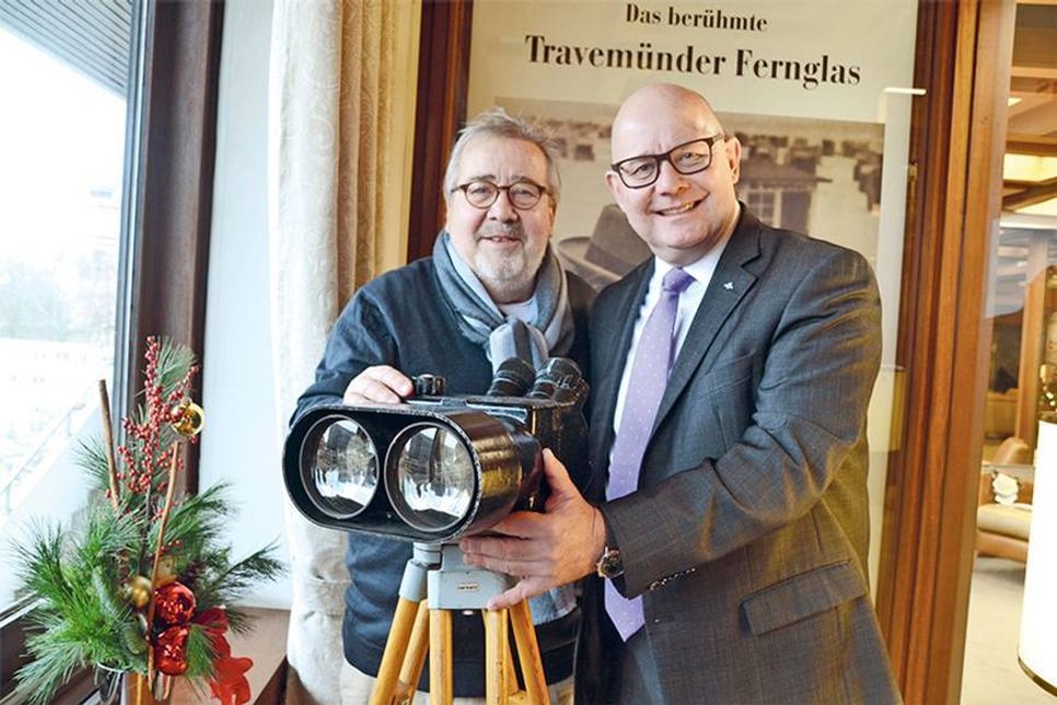 Uwe Hildebrandt, Vorsitzender des Vereins für Kunst und Kultur zu Travemünde (links), und Maritim-Hoteldirektor Thomas Liedl mit dem historischen Seefernrohr. (Foto: René Kleinschmidt)