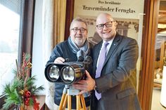 Uwe Hildebrandt, Vorsitzender des Vereins für Kunst und Kultur zu Travemünde (links), und Maritim-Hoteldirektor Thomas Liedl mit dem historischen Seefernrohr. (Foto: René Kleinschmidt)