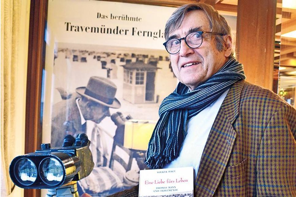 Horst Eichner vom Verein für Kunst und Kultur hatte die Idee, das Fernrohr, durch das auch Thomas Mann schon schaute, im Maritim Strandhotel aufzustellen. (Foto: René Kleinschmidt)