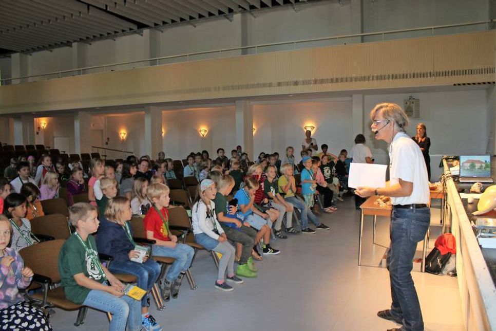 90 Kinder lauschten am Samstag dem spannenden Vortrag von Dr. Vollrath Wiese.