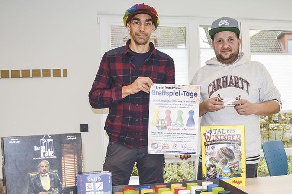 Freuen sich auf viele spielefreudige Besucher: Brettspiel-Fachmann Romain Leroyer (l.) und Patrick Bohle von der Gemeinde Ratekau.