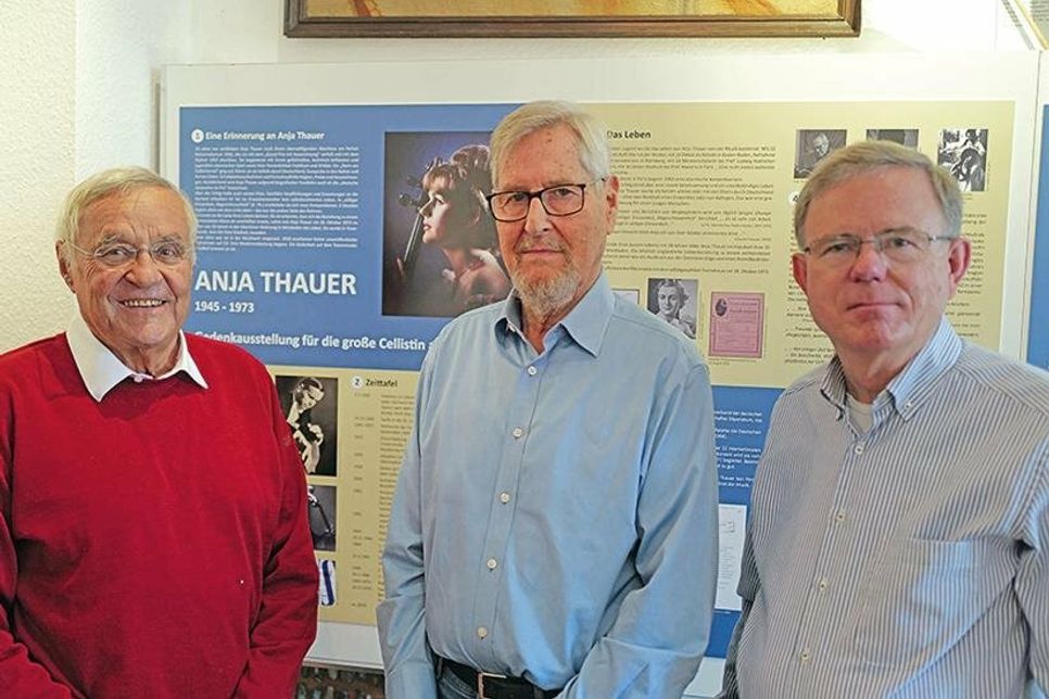 Jürgen Dechsling, 2. Vorsitzender Heimatverein Travemünde (links), Günter Zschacke, Autor der Dokumentation „Die Cellistin Anja Thauer“ (Mitte), und Harald Coellen, Gestalter der Ausstellung, bei der Eröffnung im Seebadmuseum.