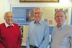 Jürgen Dechsling, 2. Vorsitzender Heimatverein Travemünde (links), Günter Zschacke, Autor der Dokumentation „Die Cellistin Anja Thauer“ (Mitte), und Harald Coellen, Gestalter der Ausstellung, bei der Eröffnung im Seebadmuseum.