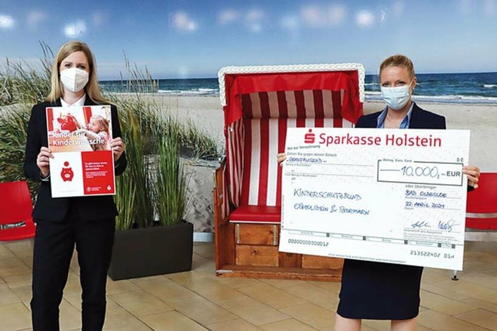 Stolz präsentieren die beiden Regionalleiterinnen Sandra Wehrend (rechts) und Svantje Lieber von der Sparkasse Holstein das Ergebnis der Charity-Aktion „Kinder für Kinderwünsche“ zum Weltspartag 2020 für Ostholstein und Stormarn. .