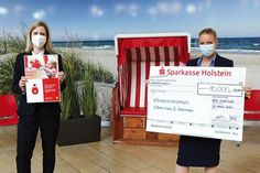 Stolz präsentieren die beiden Regionalleiterinnen Sandra Wehrend (rechts) und Svantje Lieber von der Sparkasse Holstein das Ergebnis der Charity-Aktion „Kinder für Kinderwünsche“ zum Weltspartag 2020 für Ostholstein und Stormarn. .