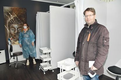Bayside-Geschäftsführer Till Haltermann hat sich gerade von der geschulten Mitarbeiterin Britta Veitl testen lassen.