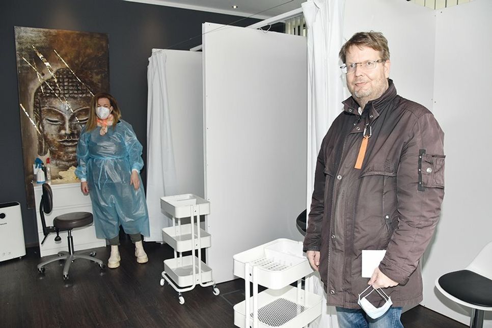 Bayside-Geschäftsführer Till Haltermann hat sich gerade von der geschulten Mitarbeiterin Britta Veitl testen lassen.