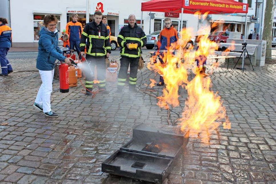 Gekonnt: Präzise löschte die Inhaberin der Markt-Apotheke Sigrid Hering den Brand.