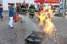 Gekonnt: Präzise löschte die Inhaberin der Markt-Apotheke Sigrid Hering den Brand.