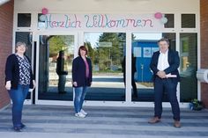 Beate Brand (l.) vom Ev.-Luth. Kirchenkreis Ostholstein, Einrichtungsleiterin Maren Moede und Ahrensböks Bürgermeister Andreas Zimmermann freuen sich über die Eröffnung des neuen Kindergartens.