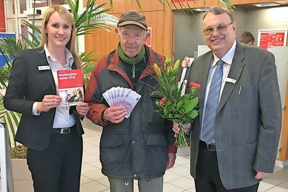 Lensahns Sparkassen-Filialleiterin Jasmin Path und ihr Mitarbeiter Gerd Lau freuen sich mit dem glücklichen Gewinner Wilhelm Hinz aus Harmsdorf.