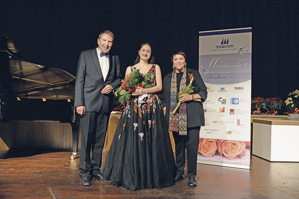 Die Preisträgerin vom „19. Maritim Musikpreis 2018“, Ekaterina Chayka-Rubinstein (1. Preis, Mitte), mit Rainer Wulff (Wettbewerbsleitung  und Juryvorsitzender) und Ks. Prof. Brigitte Fassbaender.