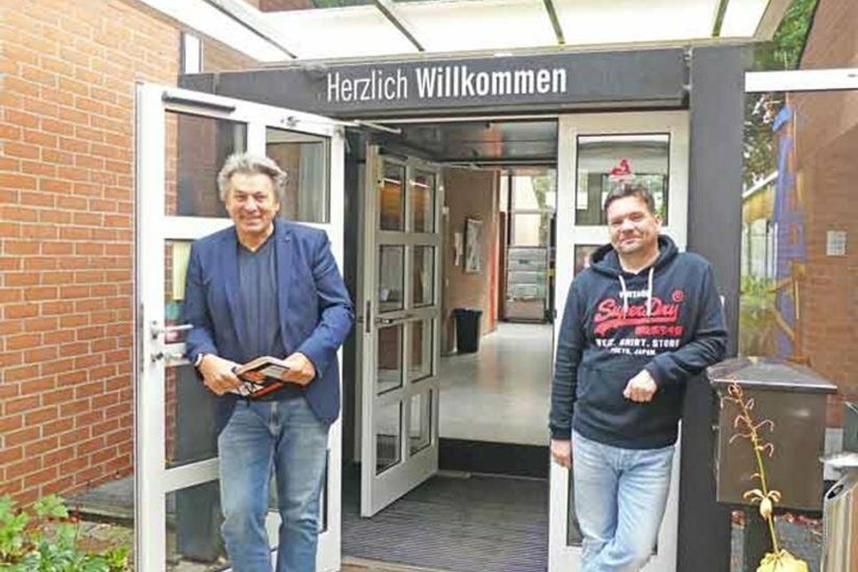 Bürgermeister Andreas Zimmermann und Teamleiter Zentrale Dienste Ole Jönsson sind am kommenden Montagabend mit dabei, wenn das Ahrensböker Rathaus zur ersten Späti-Öffnungszeit von 18 bis 21 Uhr einlädt.