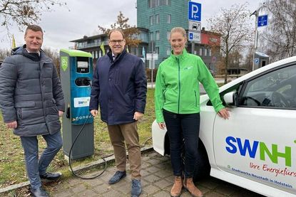 Präsentieren die neuen Ladesäulen (v. lks.): Matthias Behrens (nonoxx pro), Bürgermeister Mirko Spieckermann und Anne Reimers (SWNH).
