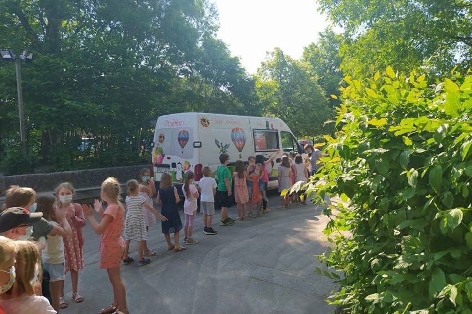 Pünktlich zu den warmen Temperaturen entfiel die Maskenpflicht auf dem Schulhof.