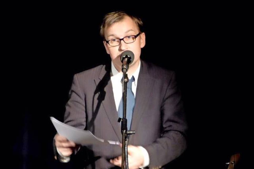Der Wortakrobat und Sprachspieler Axel Burkhardt ist mit seinem Programm „Ursache und Nebenwirkung“ am Samstag, dem 5. November in der Santé Weinlounge.