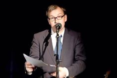 Der Wortakrobat und Sprachspieler Axel Burkhardt ist mit seinem Programm „Ursache und Nebenwirkung“ am Samstag, dem 5. November in der Santé Weinlounge.