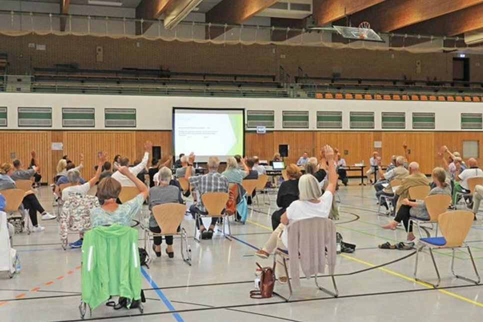 Bei nur zwei Gegenstimmen sprach sich die Versammlung für den Erhalt des Seeschlosses und gegen die Investorenpläne aus.