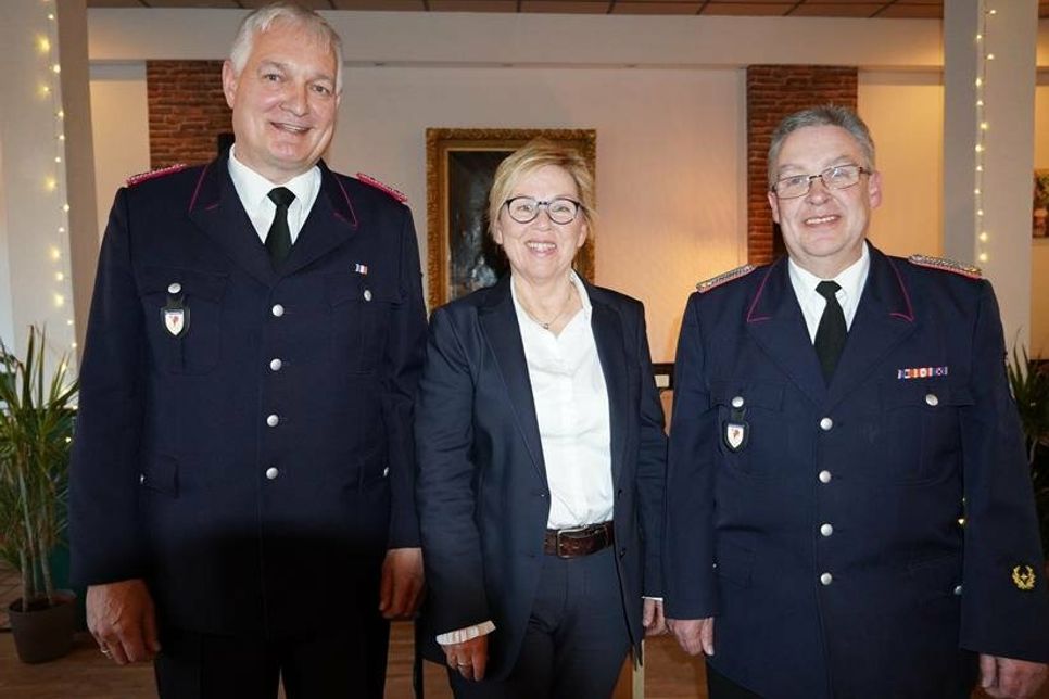Bürgermeisterin Kirsten Sköries mit der neuen Gemeindewehrführung Mathias Henning (re.) und Hubertus Junge.