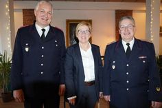 Bürgermeisterin Kirsten Sköries mit der neuen Gemeindewehrführung Mathias Henning (re.) und Hubertus Junge.