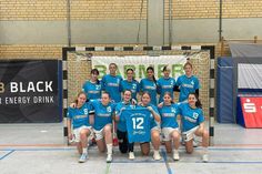 Die Mannschaft bedankte sich bei Andreas Jahrke, Inhaber von Jahrke Sanitär, für die freundliche Unterstützung als Sponsor neuer Trikots für die weibliche Jugend B.